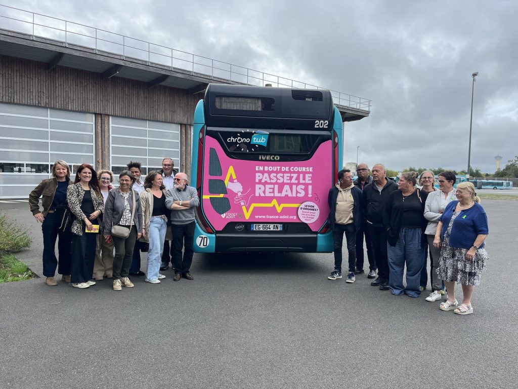 Bus aux couleurs de France ADOT